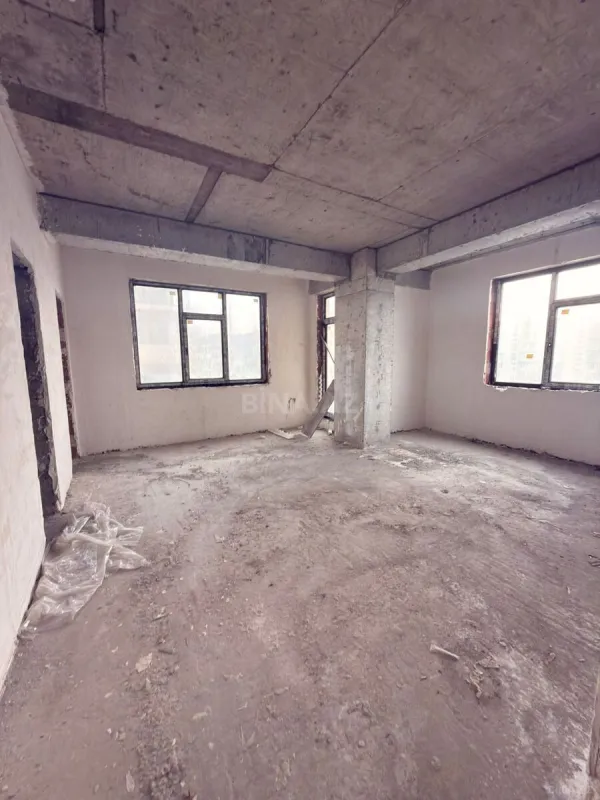 Satılır 4 otaqlı mənzil 235 m²