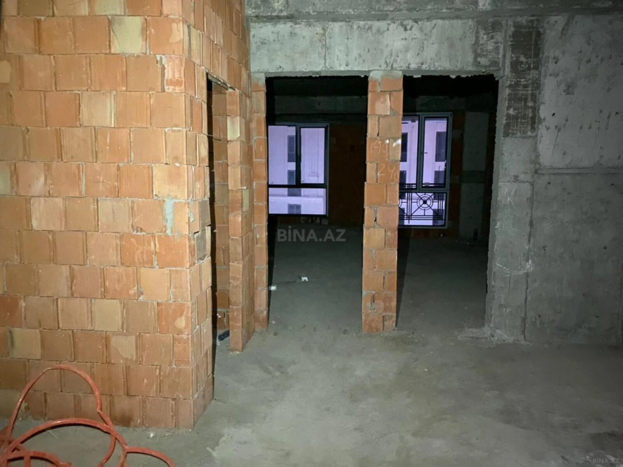 Satılır 4 otaqlı mənzil 220 m²