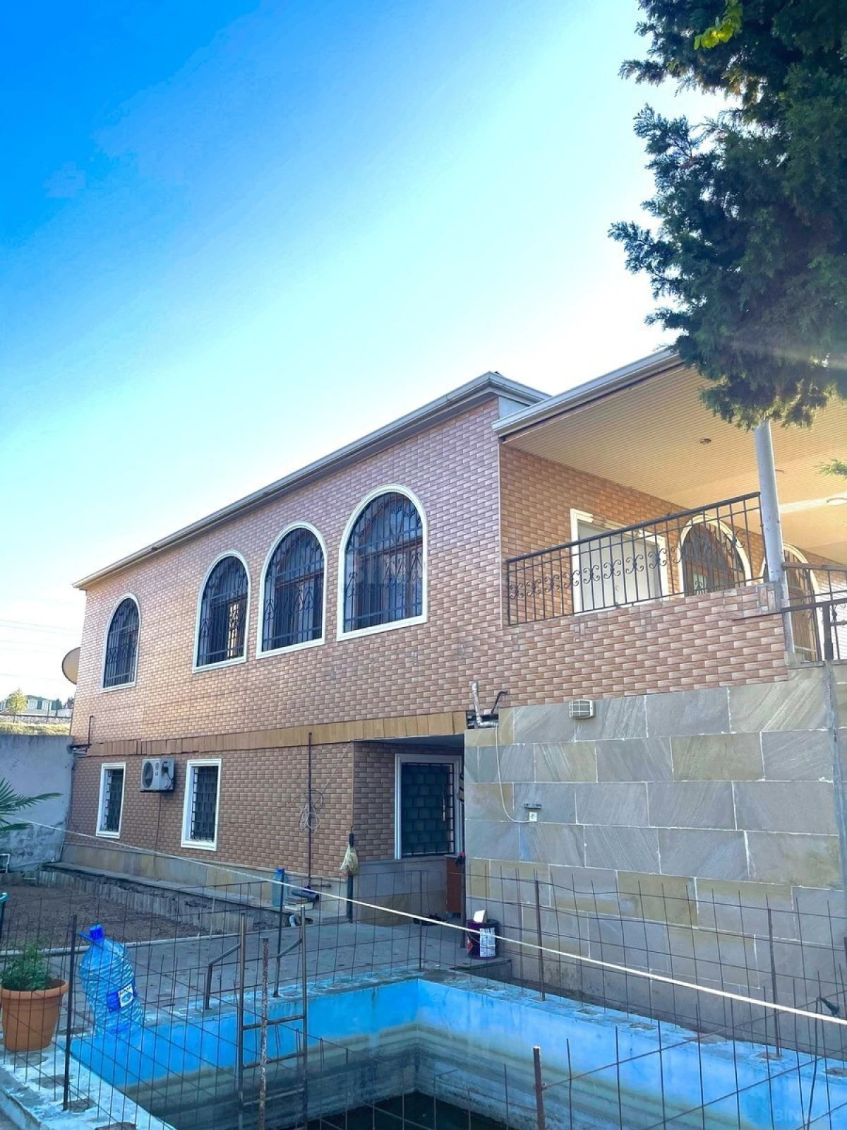 Satılır 6 otaqlı həyət evi 170 m²