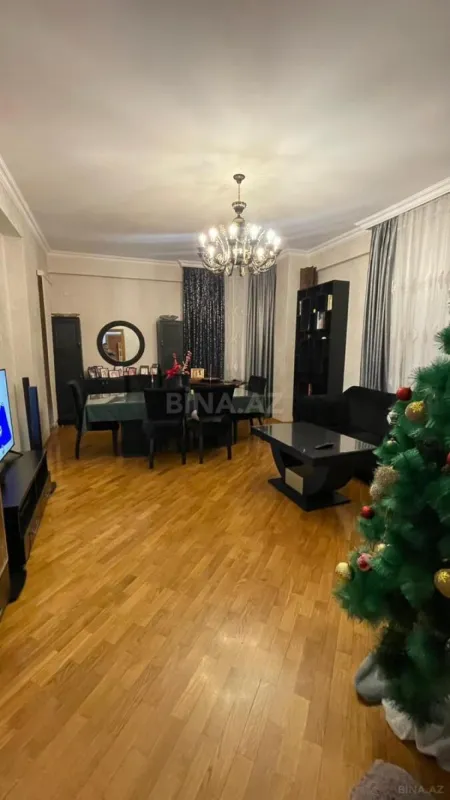 Satılır 3 otaqlı mənzil 132 m²