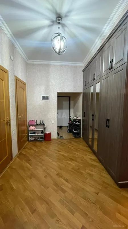 Satılır 3 otaqlı mənzil 132 m²