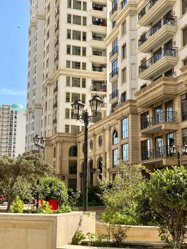 Satılır 4 otaqlı mənzil 321 m²