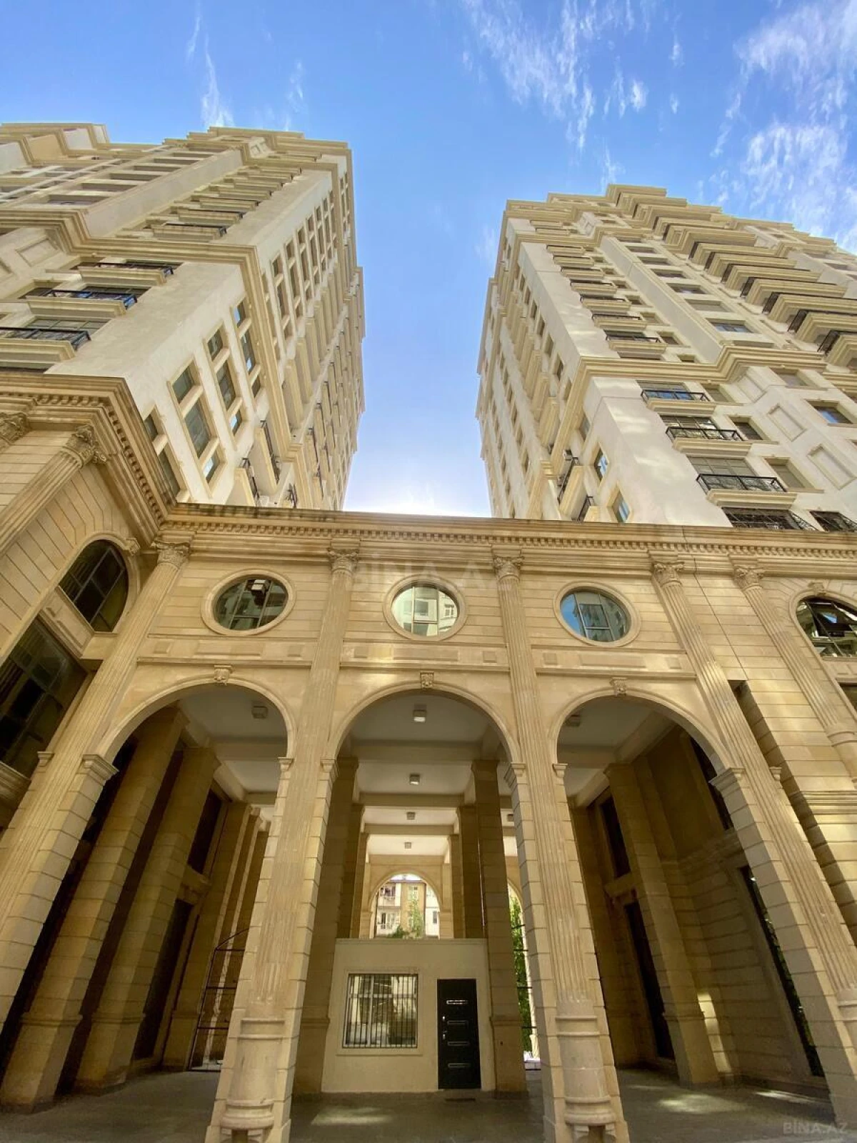 Satılır 4 otaqlı mənzil 321 m²