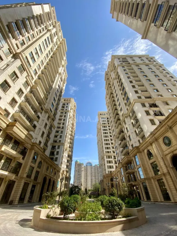 Satılır 4 otaqlı mənzil 321 m²