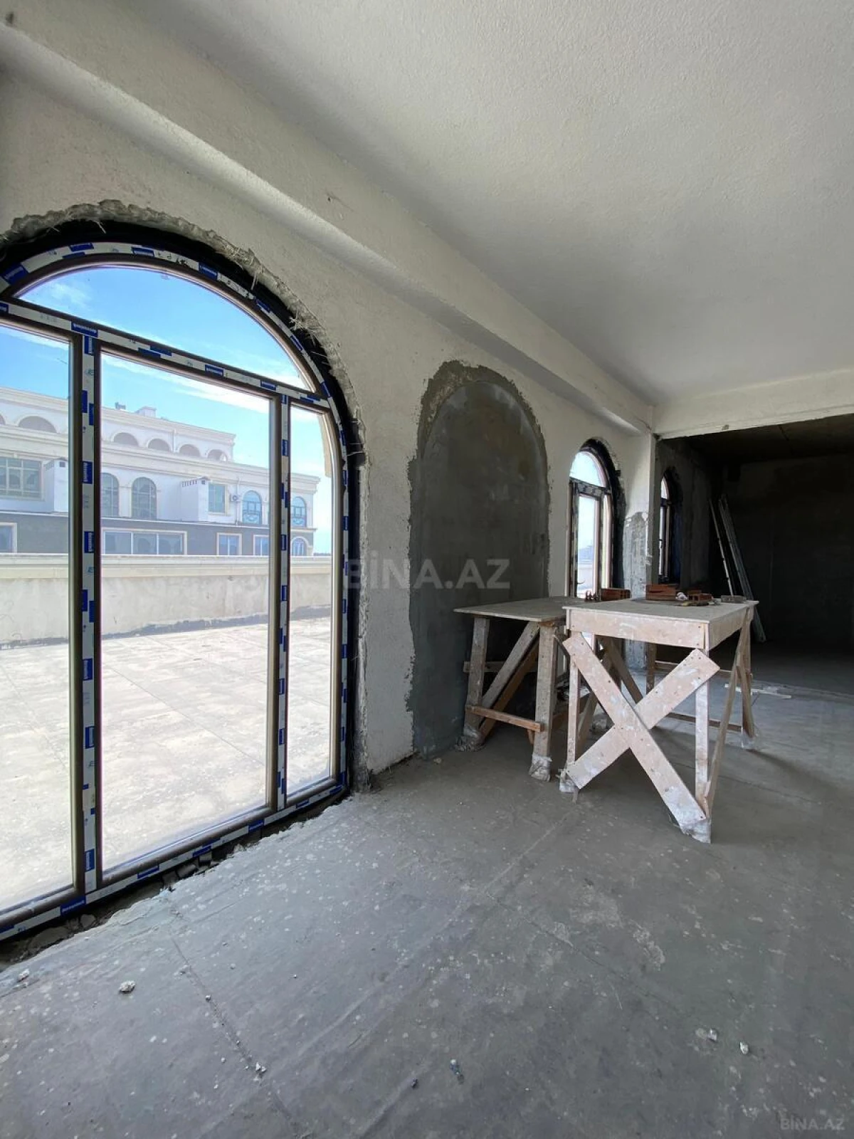 Satılır 4 otaqlı mənzil 321 m²