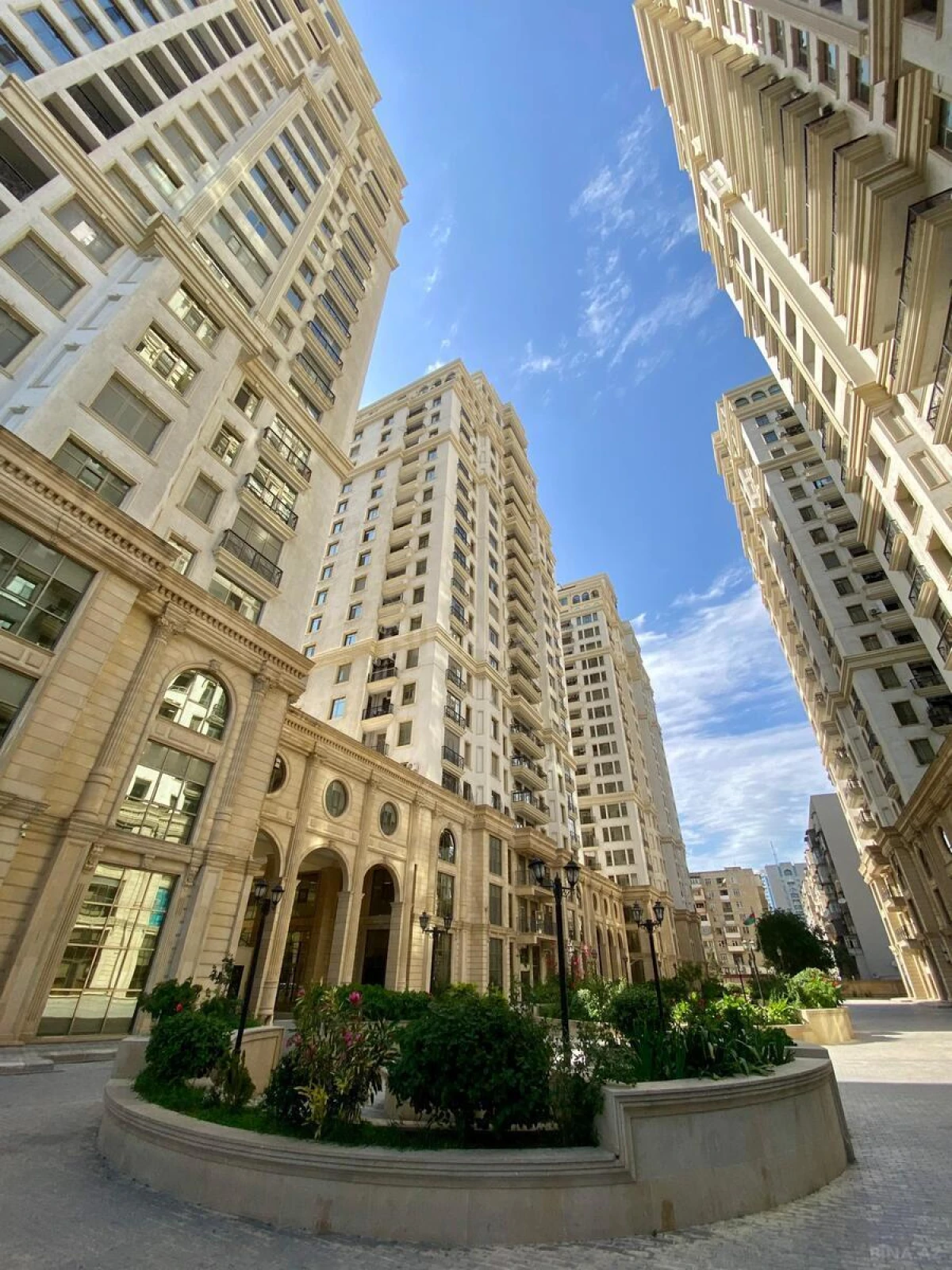 Satılır 4 otaqlı mənzil 321 m²
