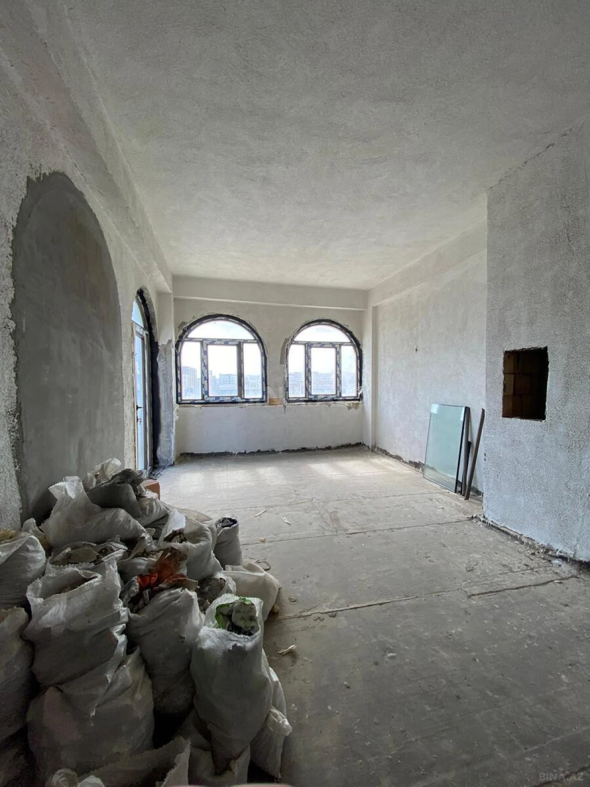Satılır 4 otaqlı mənzil 321 m²