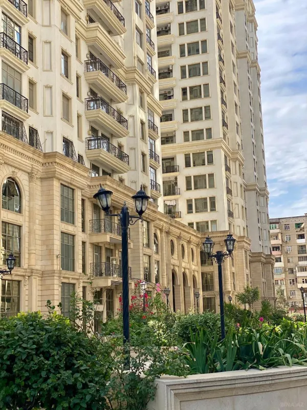 Satılır 4 otaqlı mənzil 321 m²