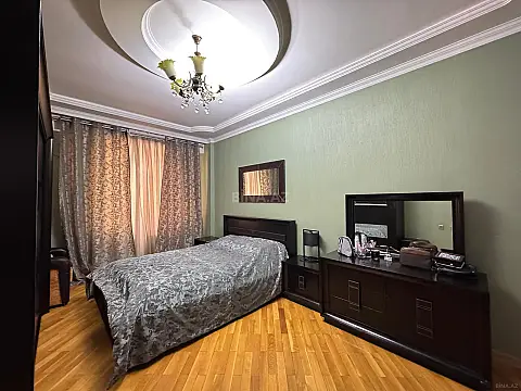 Satılır 4 otaqlı mənzil 154 m²