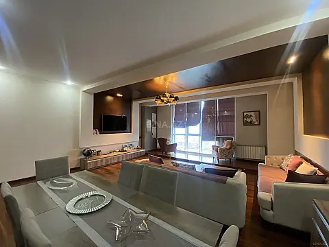Satılır 4 otaqlı mənzil 183 m²