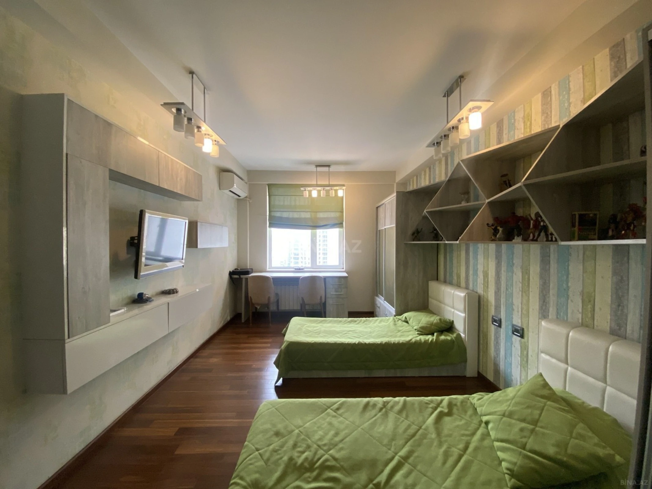 Satılır 4 otaqlı mənzil 183 m²