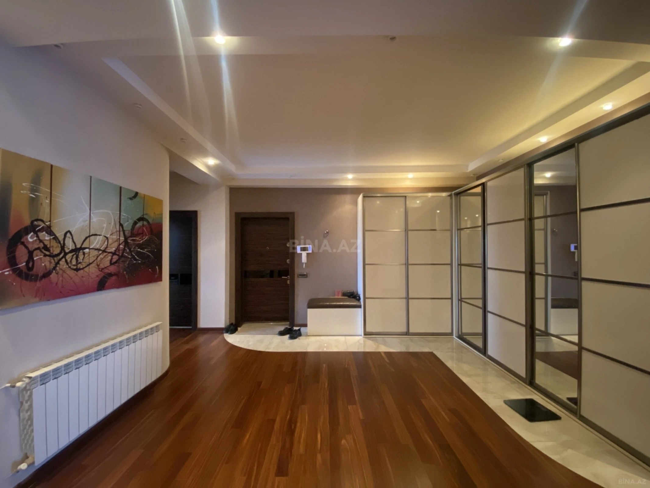 Satılır 4 otaqlı mənzil 183 m²