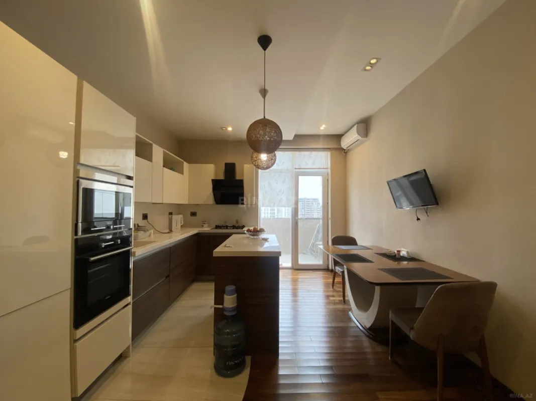 Satılır 4 otaqlı mənzil 183 m²