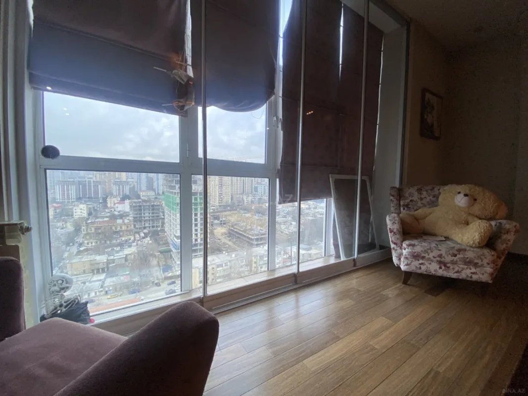 Satılır 4 otaqlı mənzil 183 m²