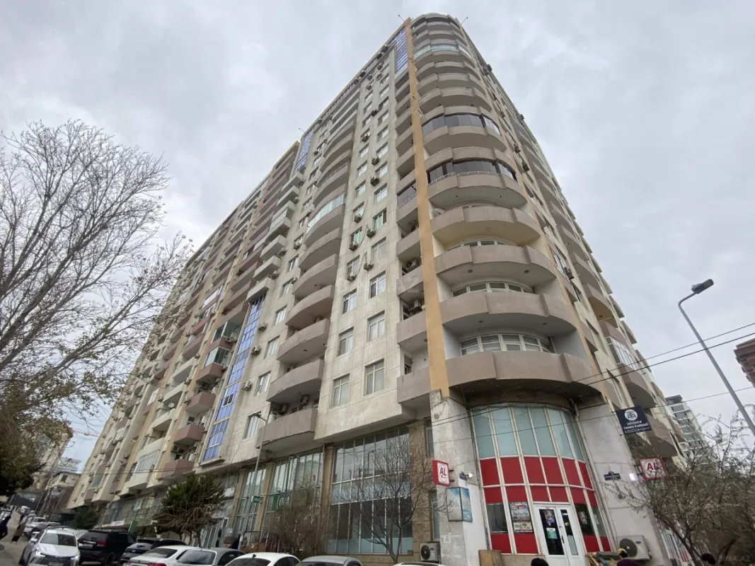 Satılır 4 otaqlı mənzil 183 m²