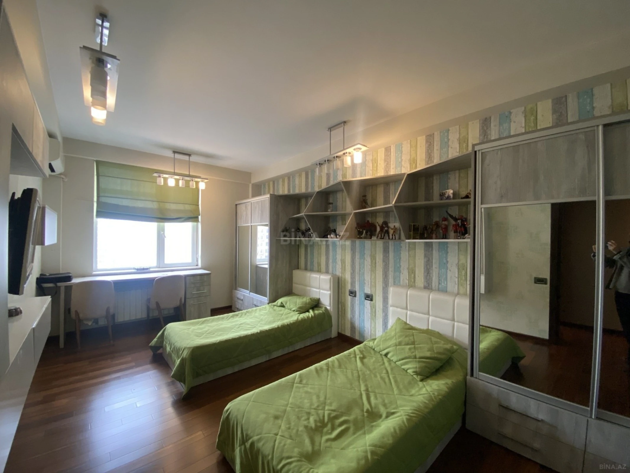 Satılır 4 otaqlı mənzil 183 m²