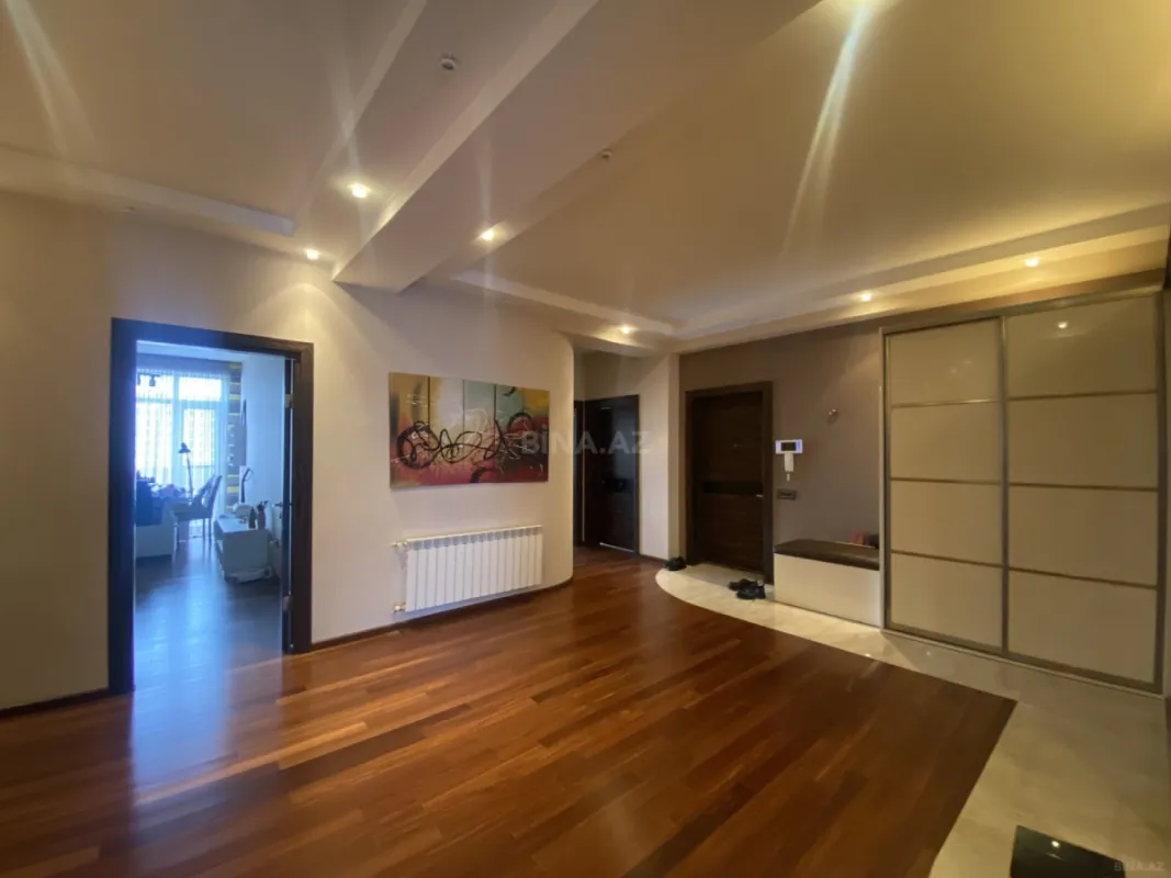 Satılır 4 otaqlı mənzil 183 m²