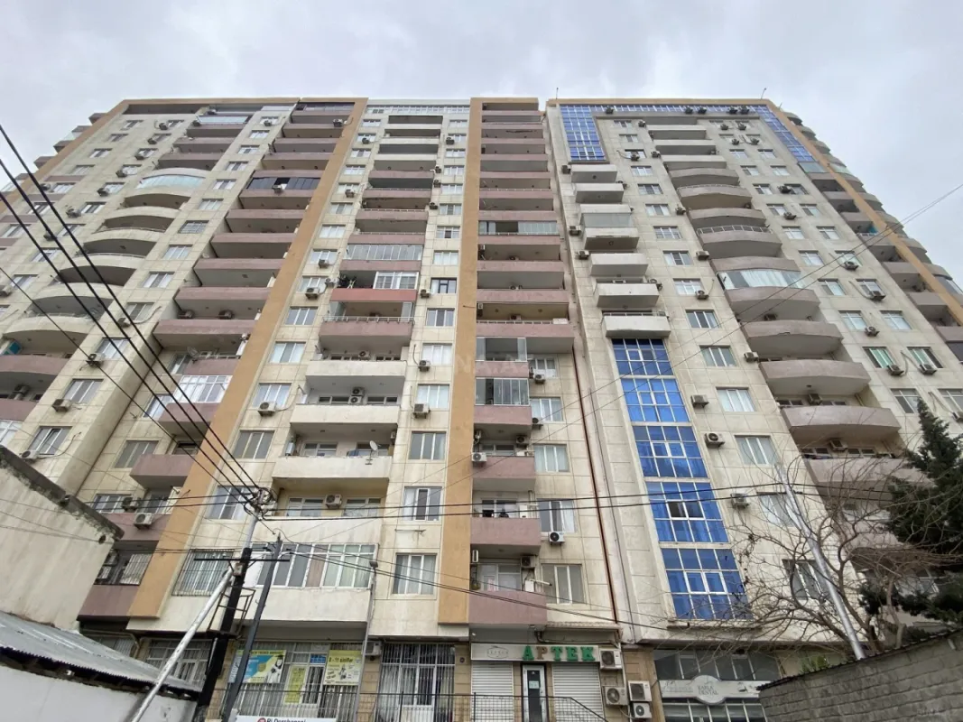 Satılır 4 otaqlı mənzil 183 m²
