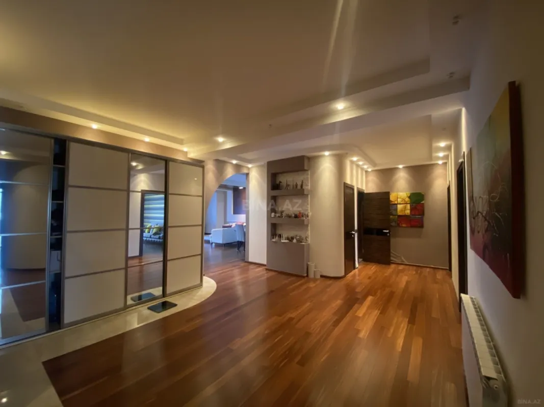 Satılır 4 otaqlı mənzil 183 m²