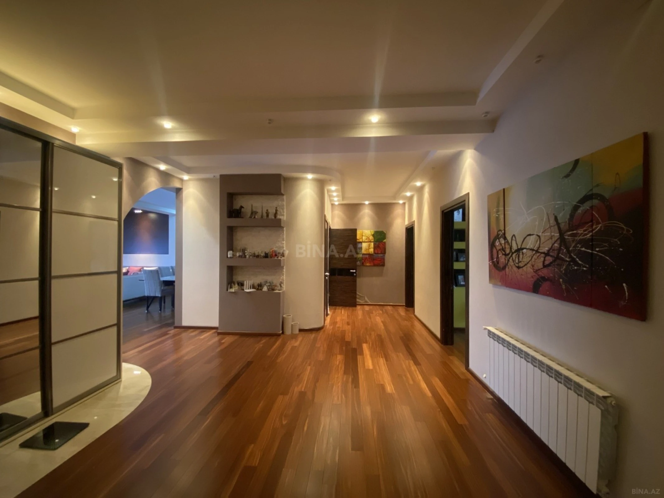 Satılır 4 otaqlı mənzil 183 m²