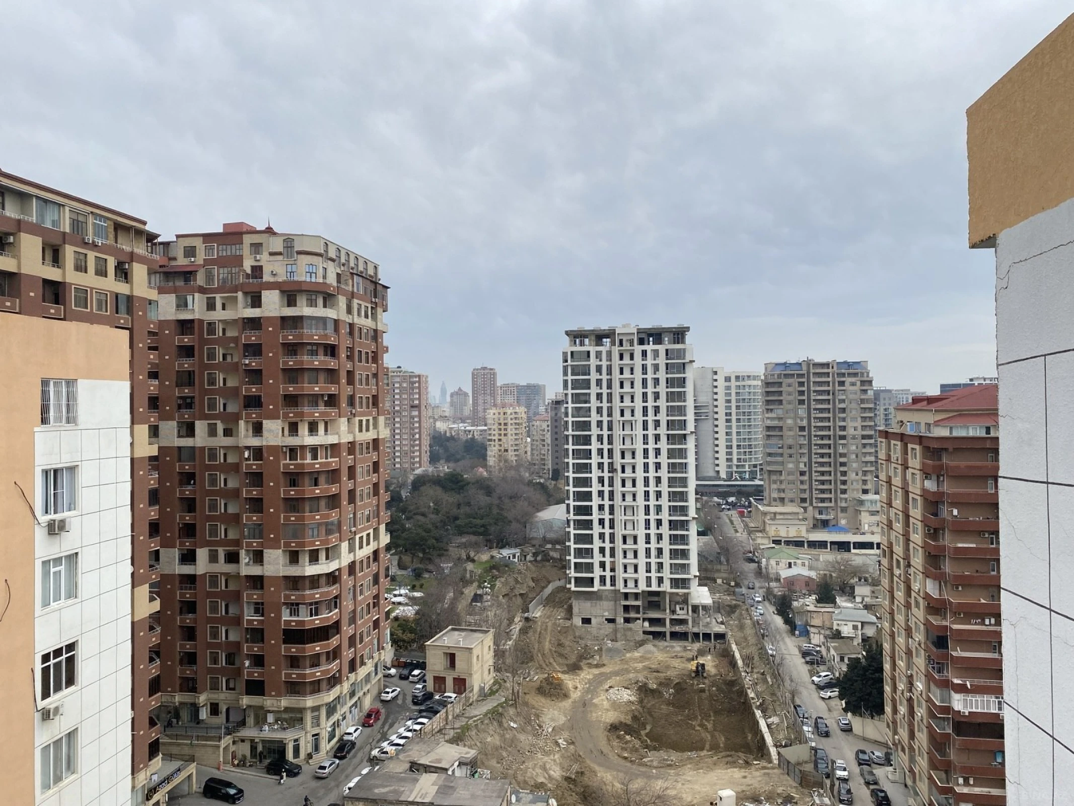 Satılır 4 otaqlı mənzil 183 m²