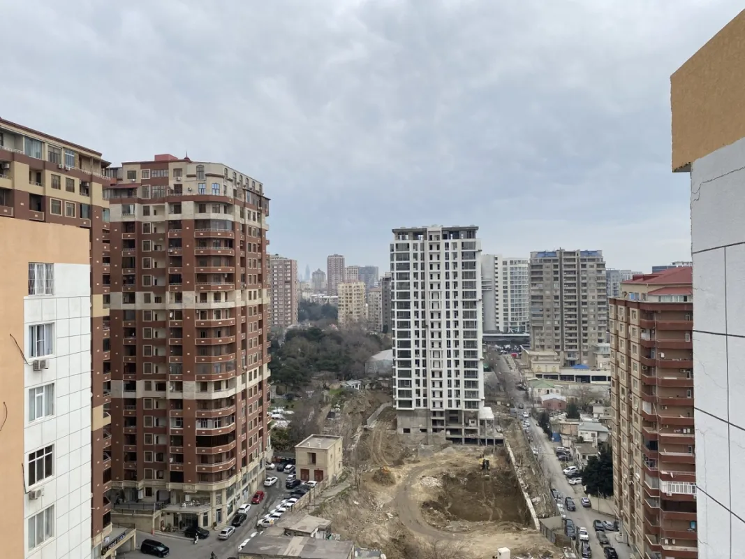 Satılır 4 otaqlı mənzil 183 m²
