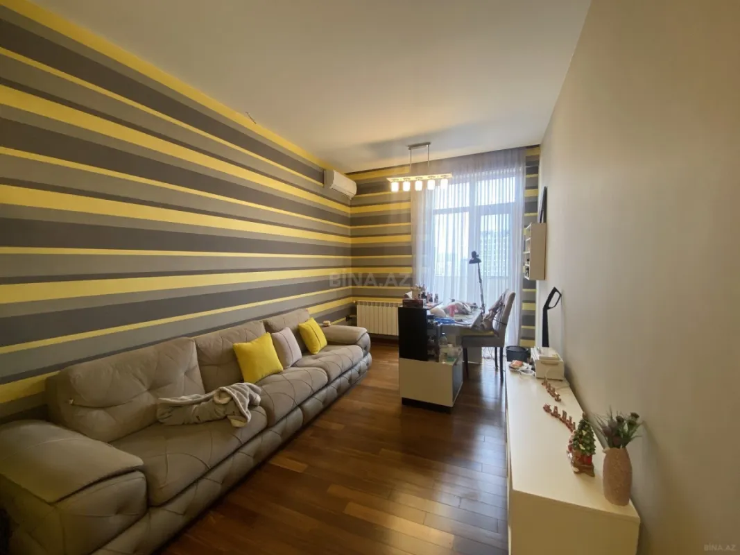 Satılır 4 otaqlı mənzil 183 m²