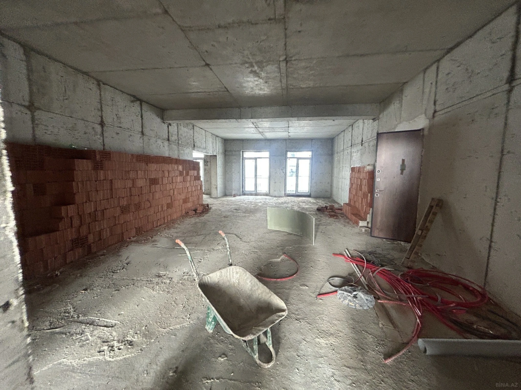 Satılır 3 otaqlı mənzil 137.1 m²