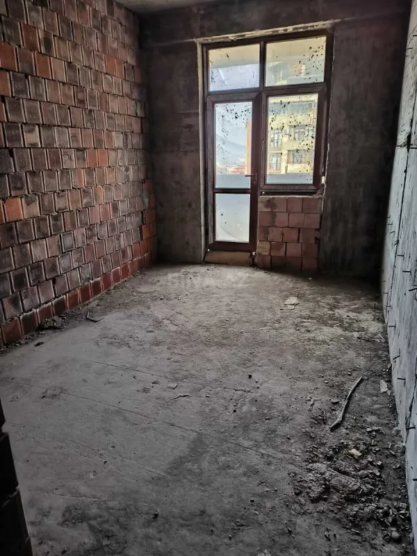 Satılır 4 otaqlı mənzil 186 m²