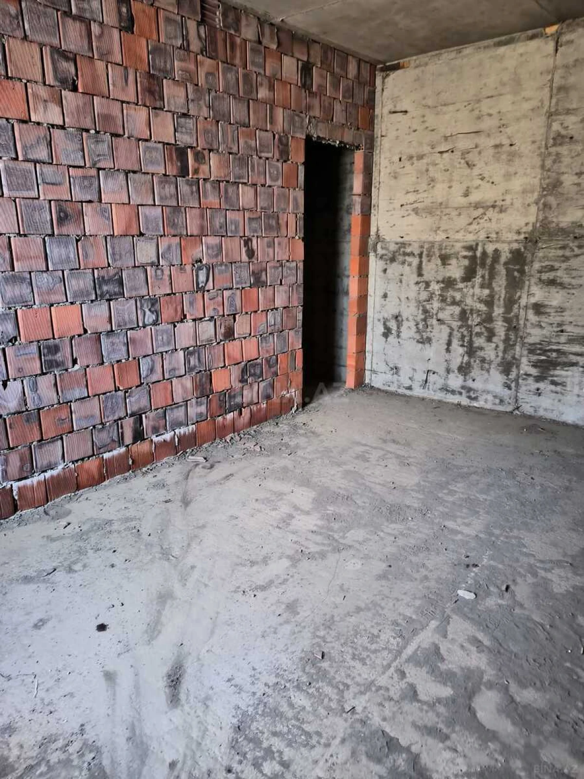 Satılır 4 otaqlı mənzil 186 m²