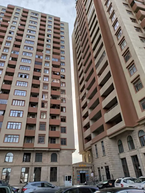 Satılır 4 otaqlı mənzil 186 m²