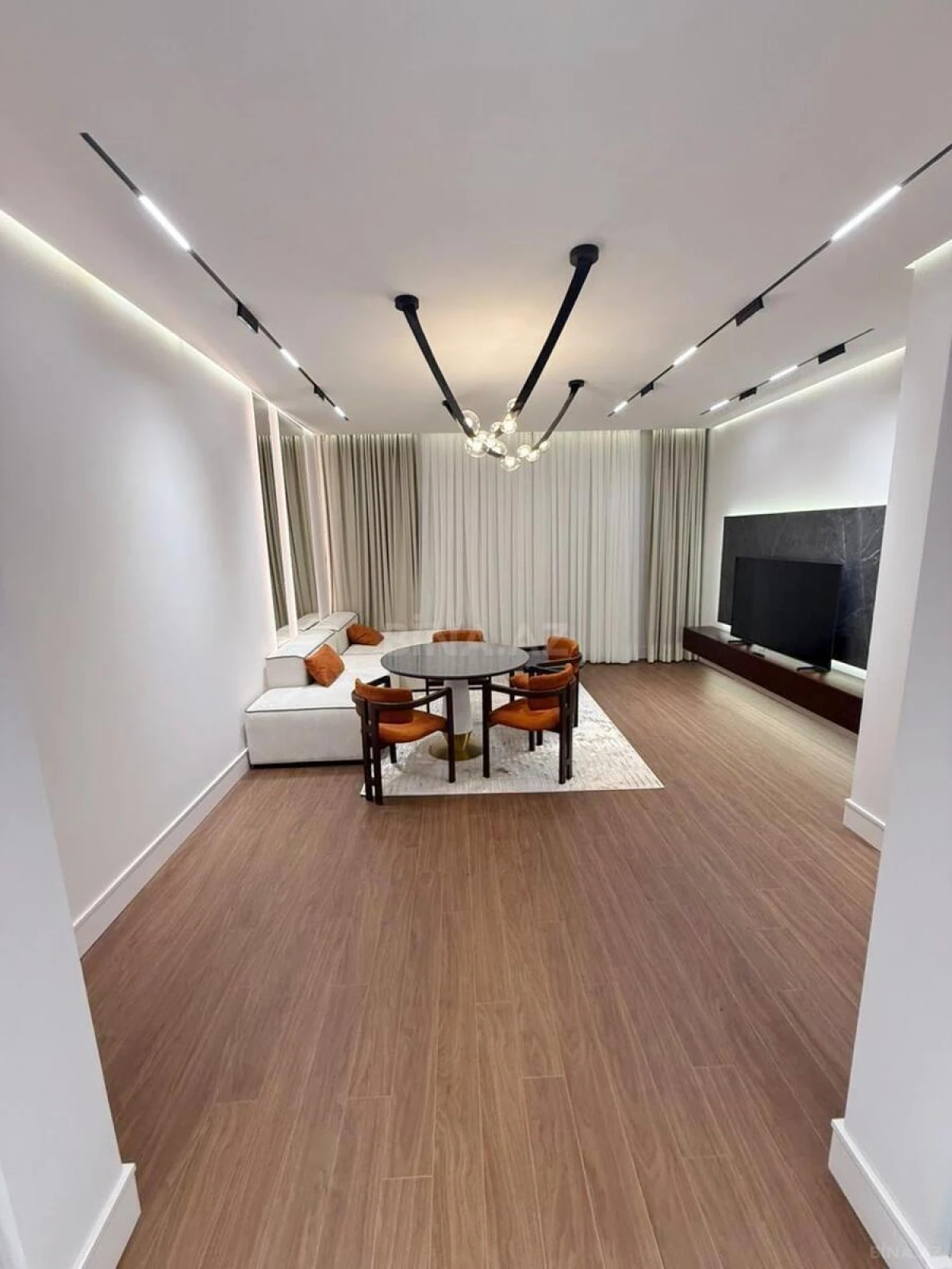 Kirayə verilir 2 otaqlı mənzil 90 m²