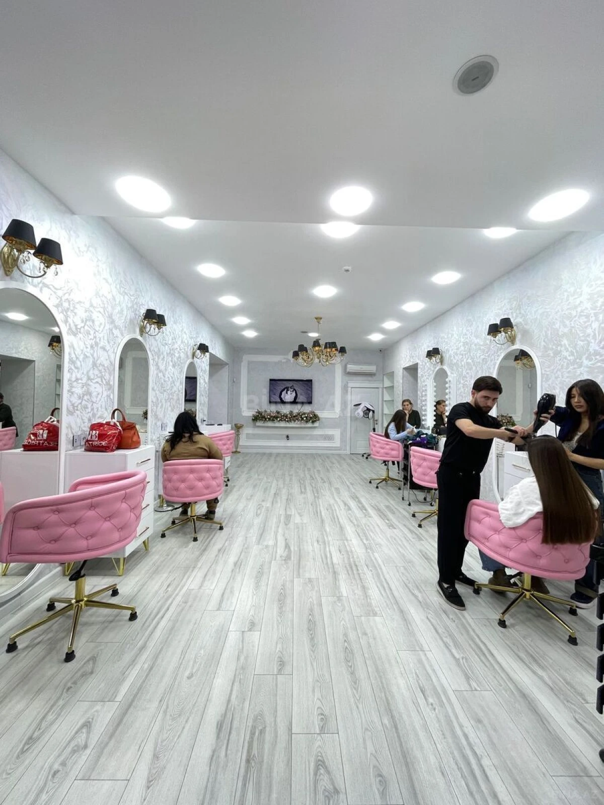 Kirayə verilir obyekt 140 m²