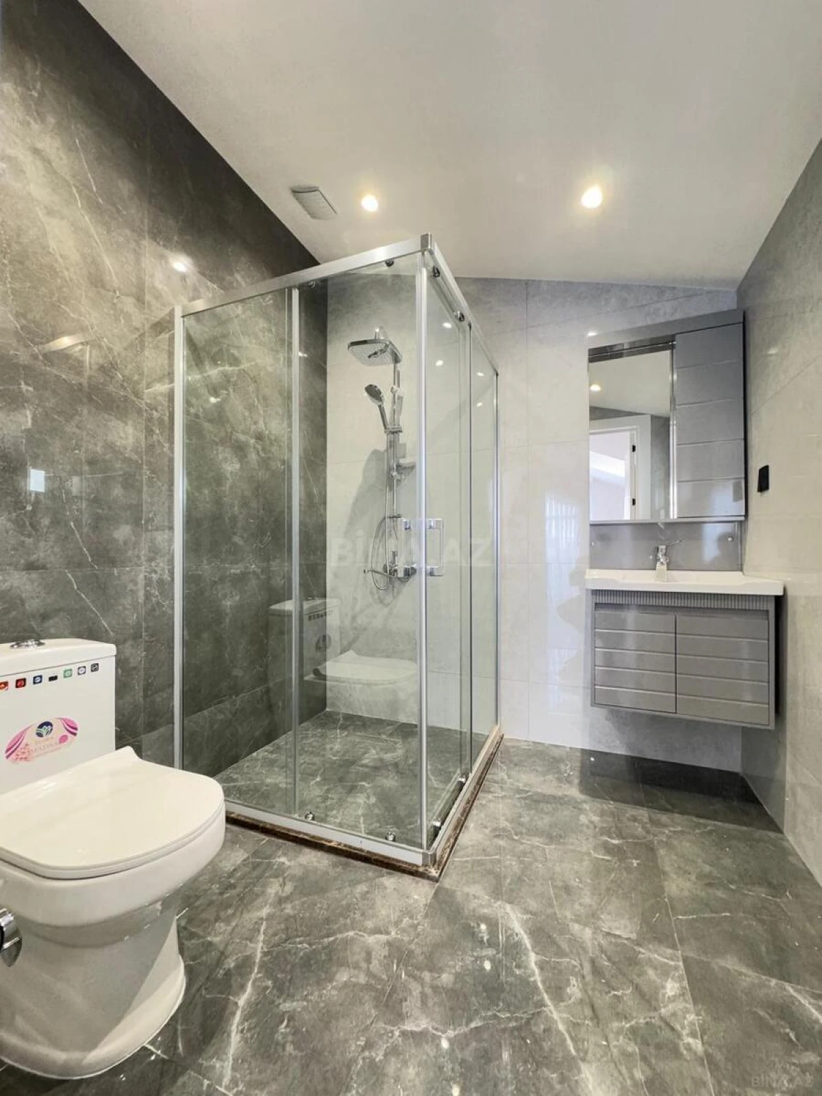 Satılır 6 otaqlı həyət evi 250 m²