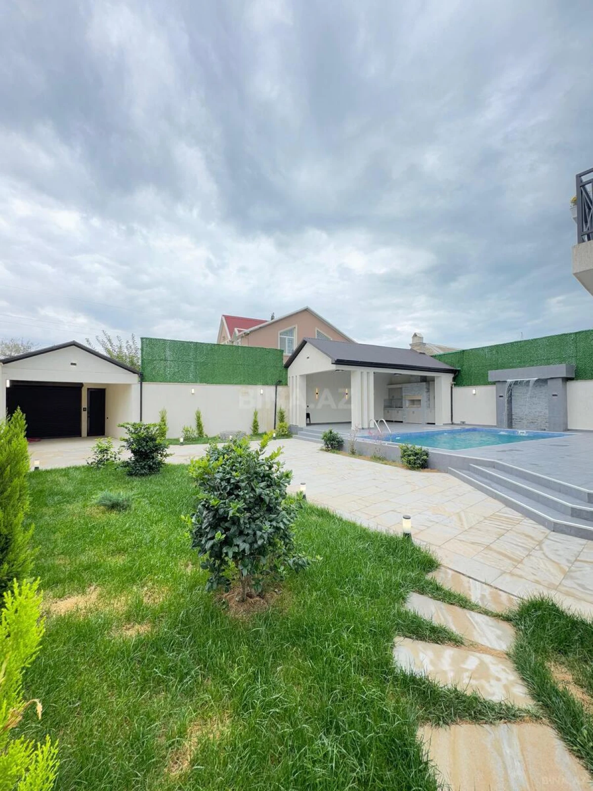 Satılır 6 otaqlı həyət evi 250 m²
