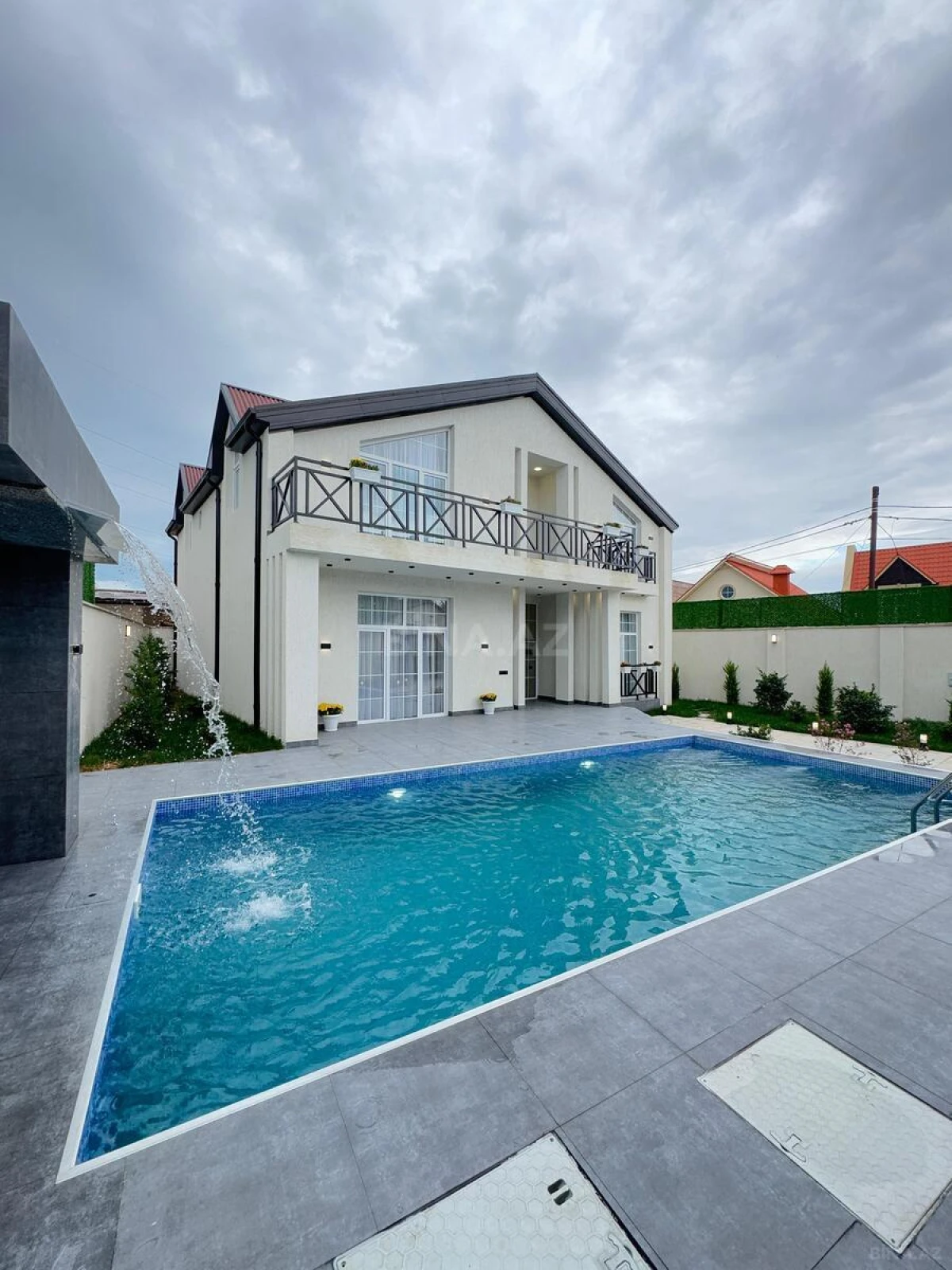 Satılır 6 otaqlı həyət evi 250 m²