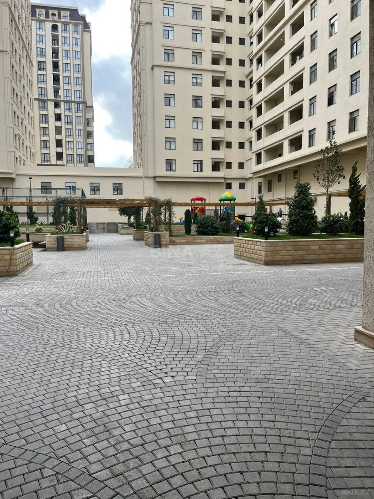 Satılır 2 otaqlı mənzil 83 m²