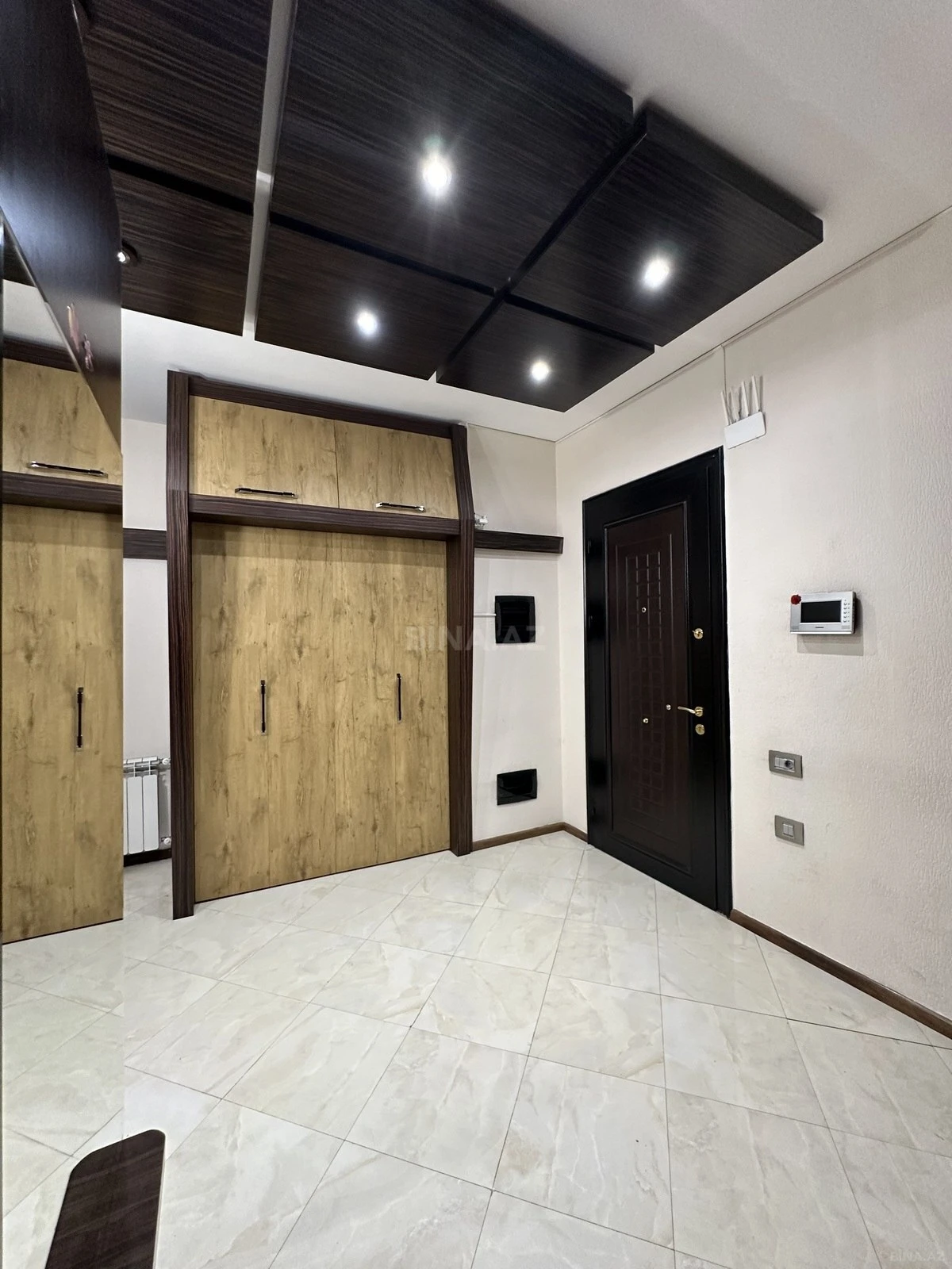Satılır 3 otaqlı mənzil 175 m²