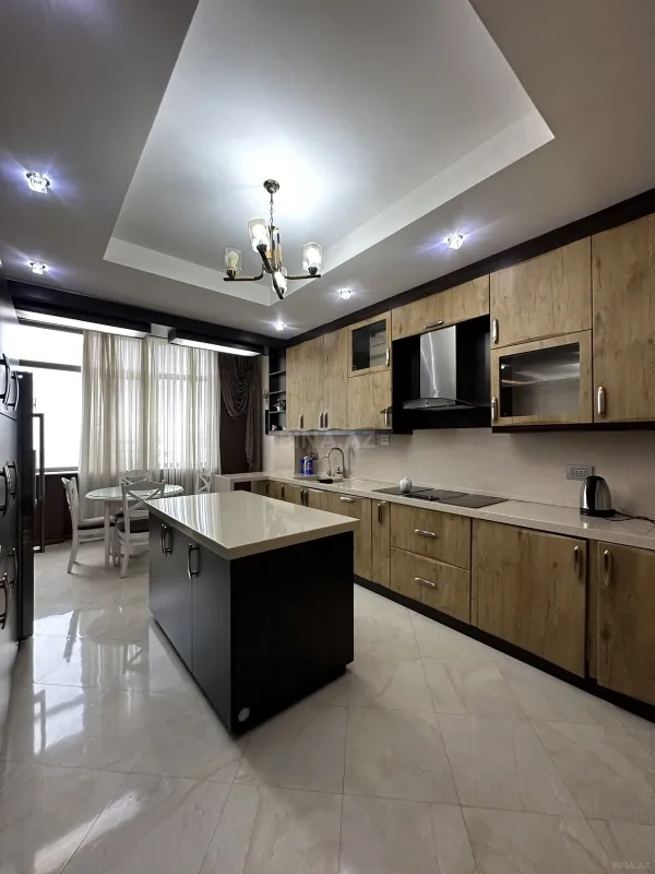 Satılır 3 otaqlı mənzil 175 m²