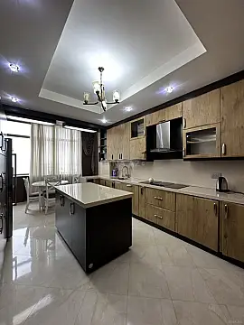 Satılır 3 otaqlı mənzil 175 m²