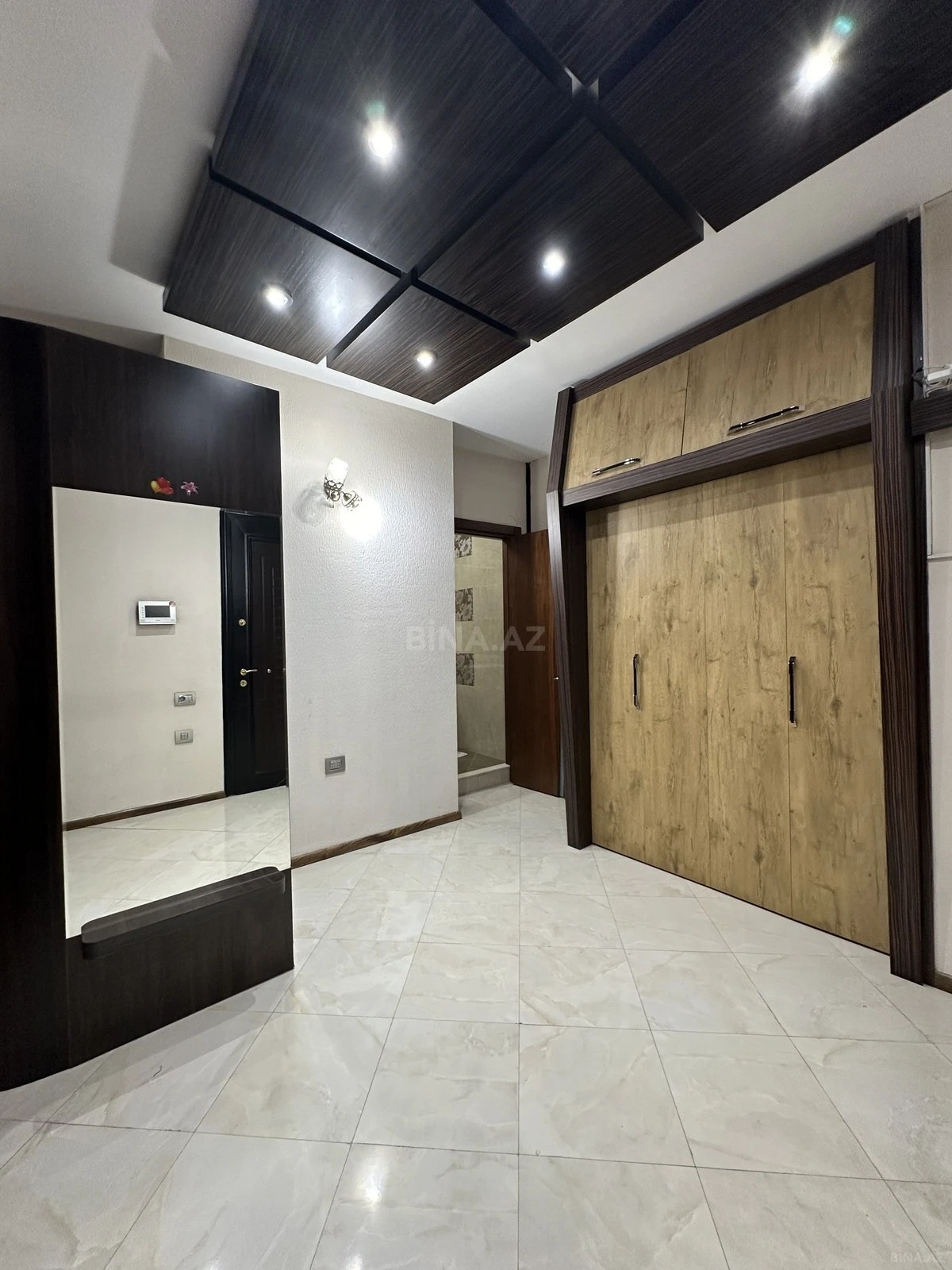 Satılır 3 otaqlı mənzil 175 m²