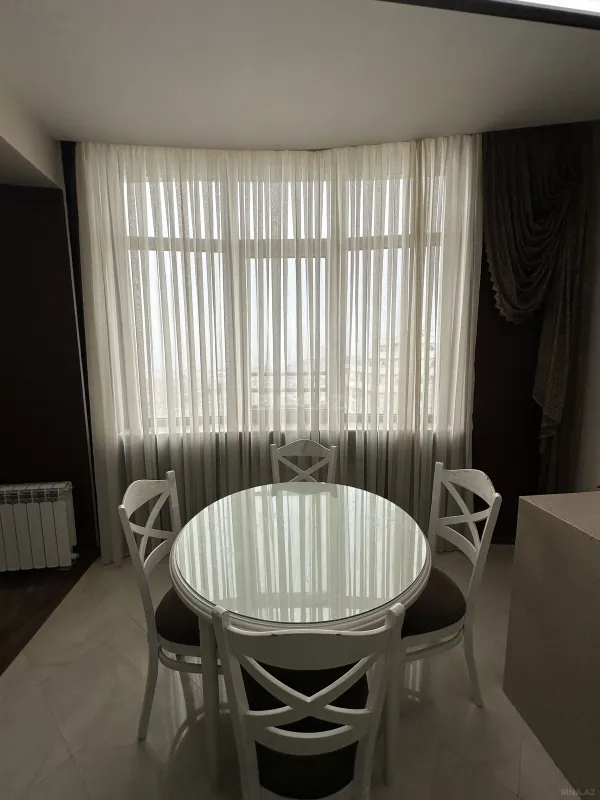 Satılır 3 otaqlı mənzil 175 m²