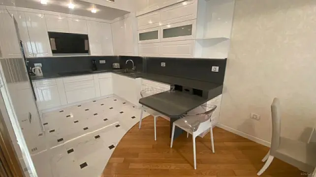 Satılır 2 otaqlı mənzil 98 m²