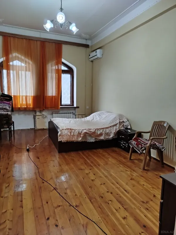 Satılır 7 otaqlı həyət evi 240 m²