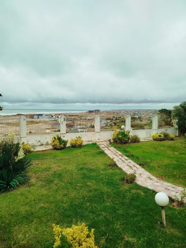 Satılır 7 otaqlı həyət evi 240 m²