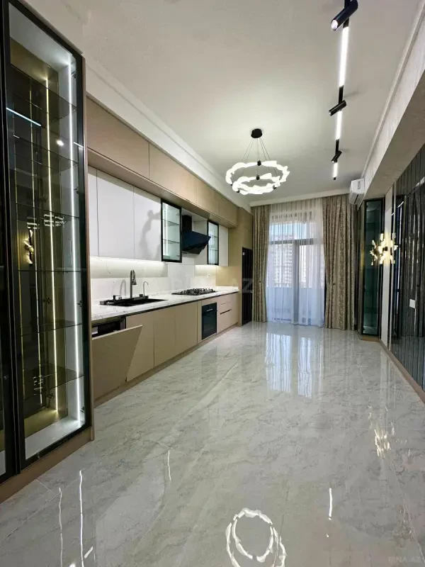 Satılır 4 otaqlı mənzil 195 m²