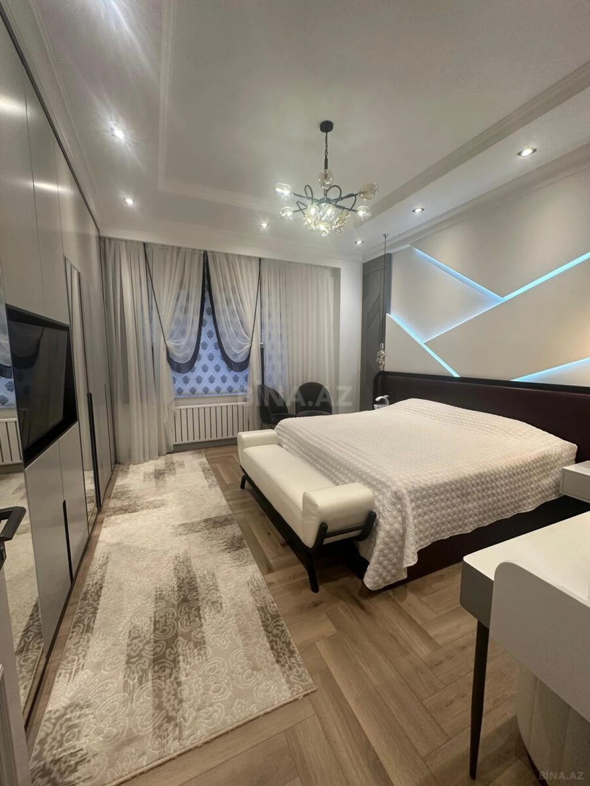Satılır 4 otaqlı mənzil 135 m²