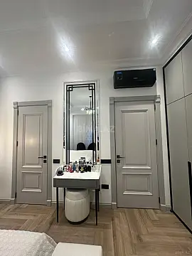 Satılır 4 otaqlı mənzil 135 m²