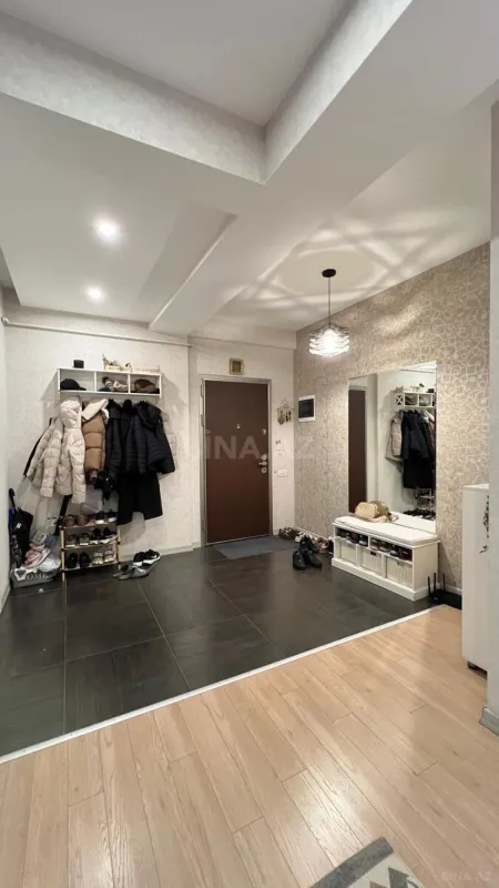 Satılır 5 otaqlı mənzil 240 m²