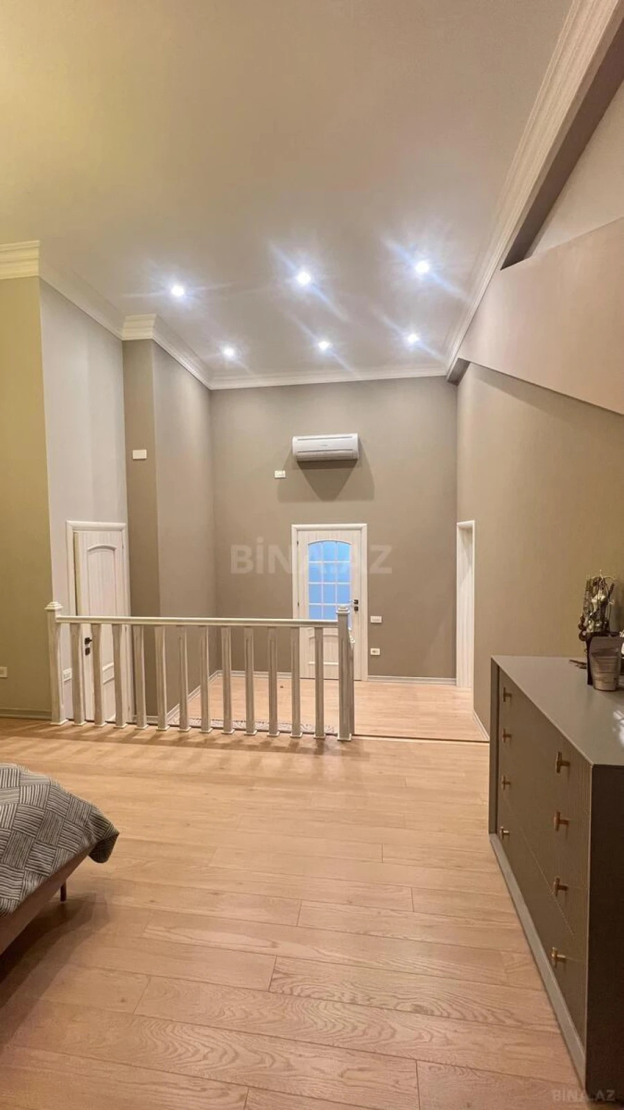 Satılır 5 otaqlı mənzil 240 m²